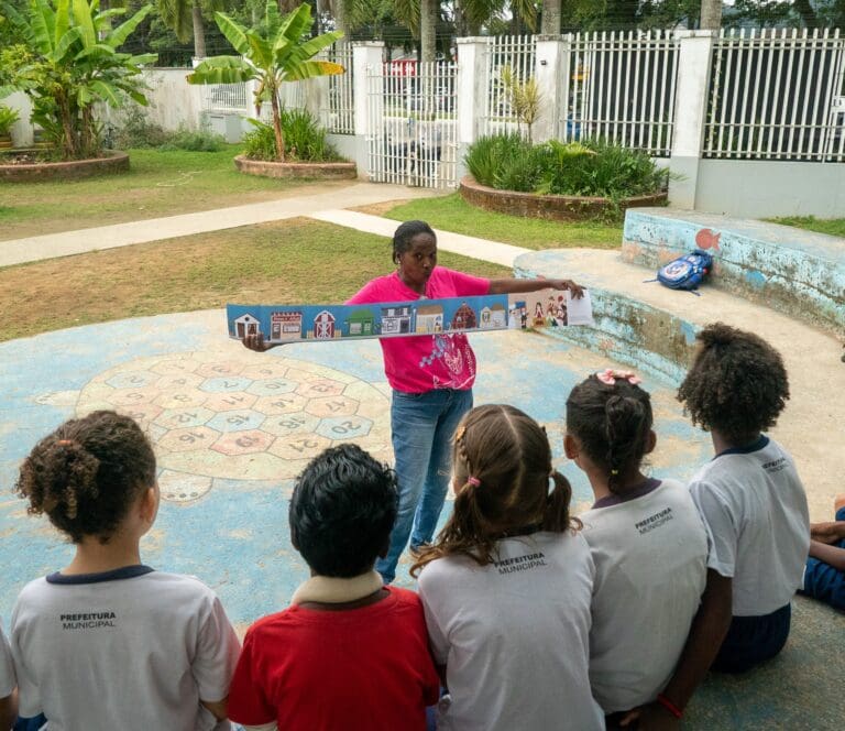 Clélia Maria de Oliveira, mediadora de leitura "Semente" do Educativo Flip, conduz atividades com estudantes na Escola Municipal Pequenina Calixto